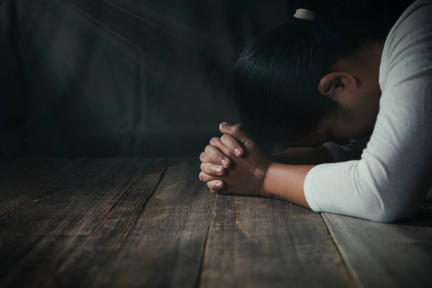 Жінка молиться, сподіваючись на краще. Просячи в Бога удачі - Фото, зображення