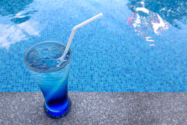 Farbenfroher Cocktail vor dem Hintergrund des Schwimmbades. gesunde Getränke im rustikalen Stil. Trendgetränk Lifestyle. - Foto, Bild