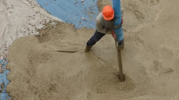 Trabalhador da construção Despejando argamassa de concreto
 - Filmagem, Vídeo
