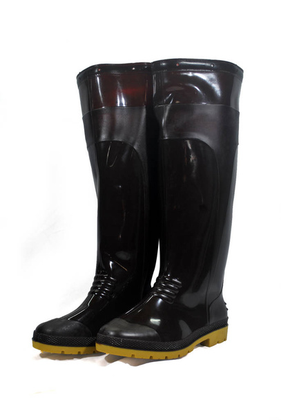 Brązowe, wodoodporne gumowe buty izolowane na białym tle. (ze ścieżką wycinania)). - Zdjęcie, obraz