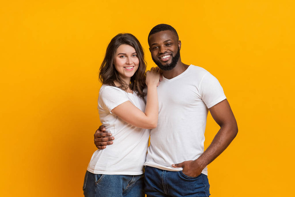 Πορτρέτο του ρομαντικού διαφυλετικό ζευγάρι αγκαλιά και ποζάρουν μαζί - Φωτογραφία, εικόνα