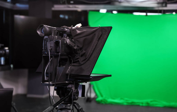 modernes Videoaufnahmestudio mit professioneller Ausstattung, Fokus auf Kamera - Foto, Bild