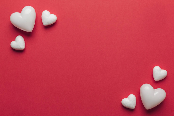 Foto stock de corações brancos sobre um fundo vermelho com espaço para texto
 - Foto, Imagem