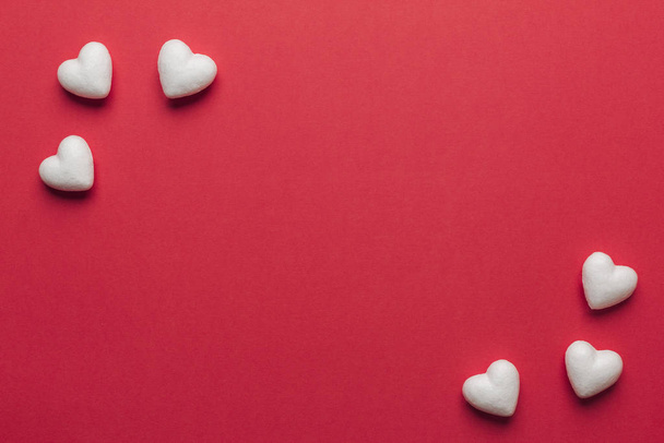 Kırmızı arkaplandaki beyaz kalplerin metin için yeri olan stok fotoğrafı - Fotoğraf, Görsel