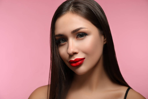 schöne Frau mit rotem Lippenstift auf rosa Hintergrund - Foto, Bild