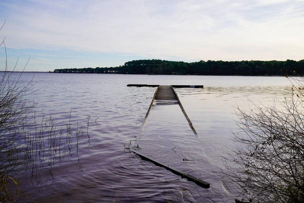 A Carcans Maubuisson-tónál lévő fából készült, víz alá merített ponton, Franciaország - Fotó, kép