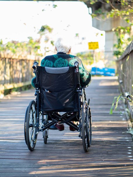 Starsze Azjatki, starsze, siadają na wózkach inwalidzkich - Zdjęcie, obraz