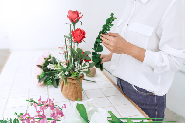 mulheres jovens empresário florista fazendo ou Arranjando Artificia
 - Foto, Imagem