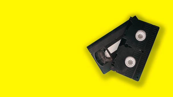 oude vintage cassette tape op gele achtergrond - Foto, afbeelding