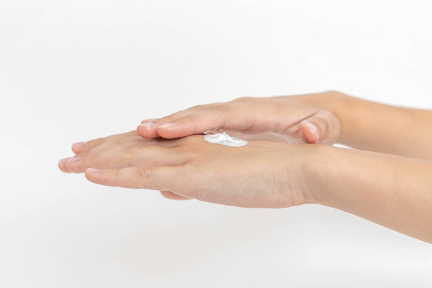 Φροντίδα δέρματος χεριών. Κοντινό πλάνο στα χέρια των γυναικών που εφαρμόζουν ενυδατική κρέμα χεριών.  - Φωτογραφία, εικόνα