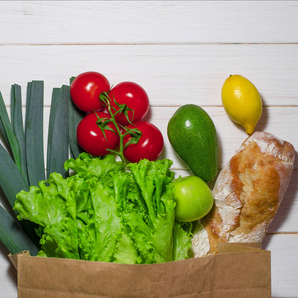 白い木製の背景に様々 な健康食品のペーパー バッグです。トップ ビュー - 写真・画像