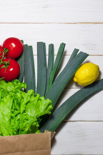 Χαρτοσακούλα διαφορετικές τροφές υγεία σε άσπρο φόντο ξύλινη. Το top view - Φωτογραφία, εικόνα