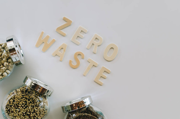 "zero waste "woord op de witte achtergrond met korrelglas potten - Foto, afbeelding