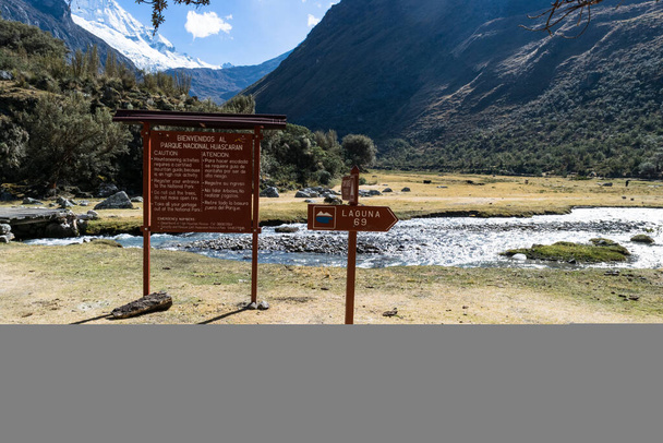Правление с некоторыми правилами в Санта-Крус Трек, Национальный парк Уаскаран в Андах Перу
. - Фото, изображение