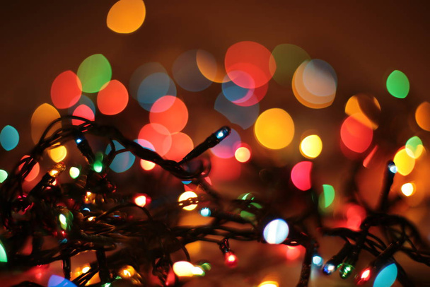 з фокусу багатобарвної витонченої гірлянди боке Різдвяний макро фон
 - Фото, зображення