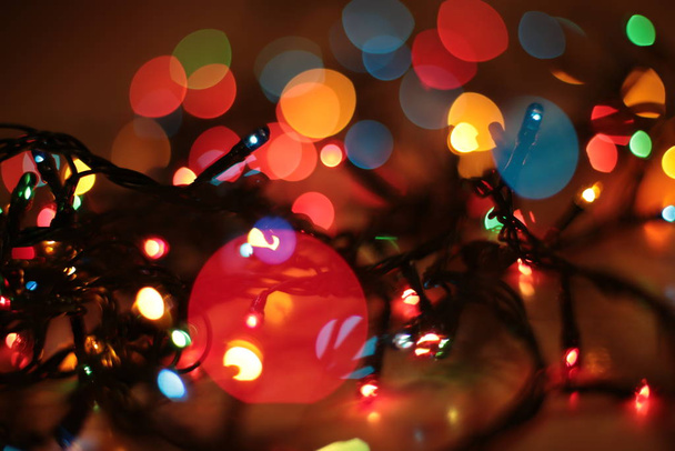 z ohniska vícebarevné elegantní girland bokeh vánoční makro pozadí - Fotografie, Obrázek