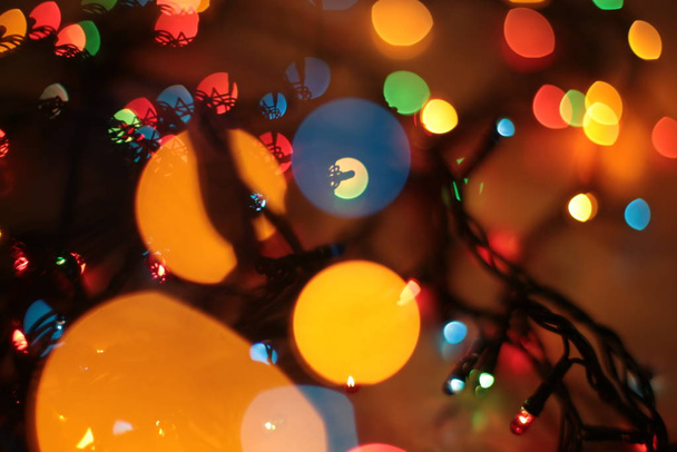 フォーカス・マルチカラーのエレガントなガーランド・ボケ・クリスマスマクロの背景から - 写真・画像