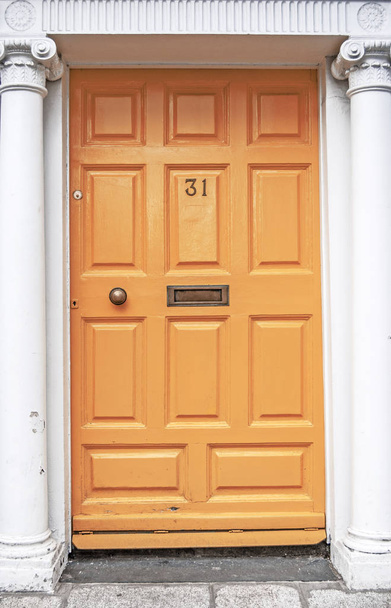 Πορτοκαλί πόρτα στο Δουβλίνο - Φωτογραφία, εικόνα