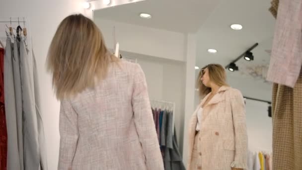 Stílusos nő pózol tükör közelében a boltban. - Felvétel, videó