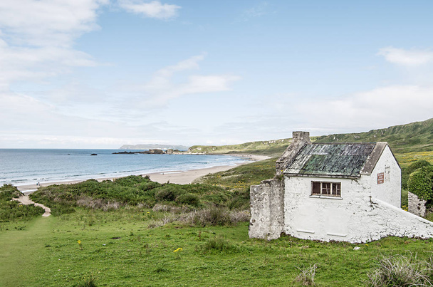 Cabaña en la costa de Irlanda
 - Foto, imagen
