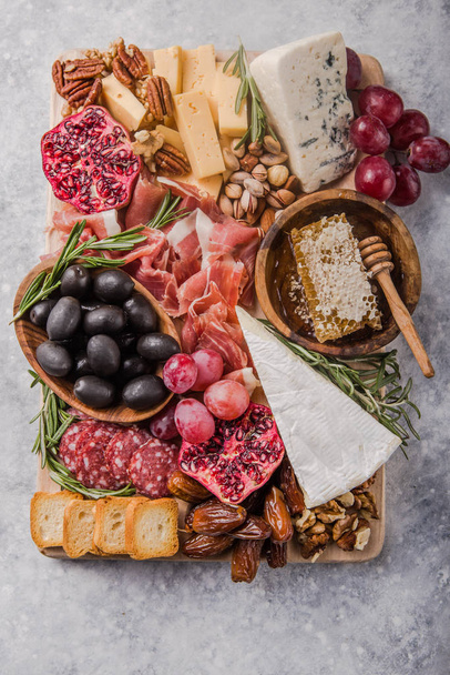 Tradiční italská antipasto deska. Různé sýry na dřevě  - Fotografie, Obrázek