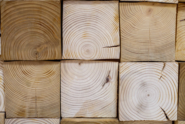 Textura de un bloque de madera cuadrado cortado
. - Foto, Imagen