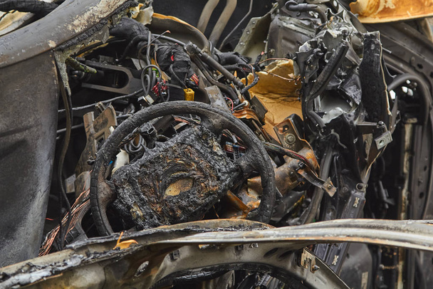 Carros totalmente queimados na cidade no outono
 - Foto, Imagem