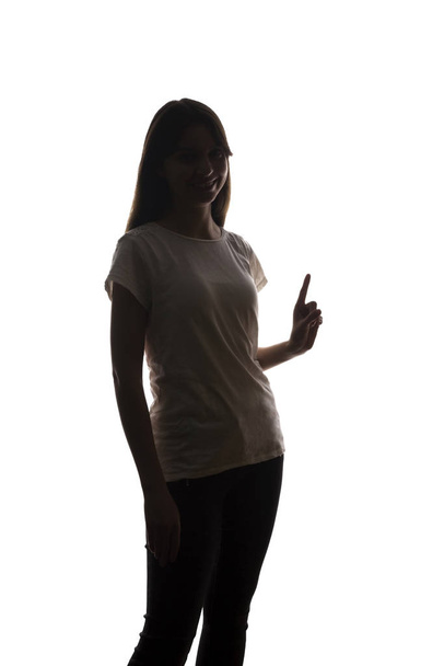 Młoda kobieta pokazuje palcem wskazującym, ręka do przodu - Zdjęcie, obraz