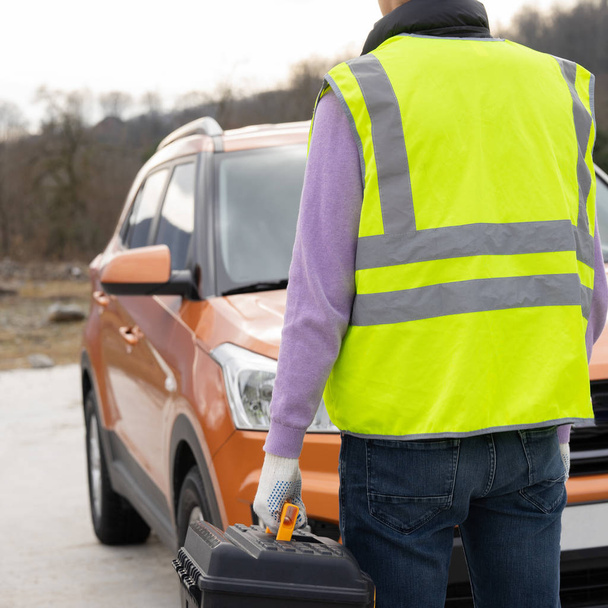 Image of a service worker or mechanic to help on the road - Valokuva, kuva