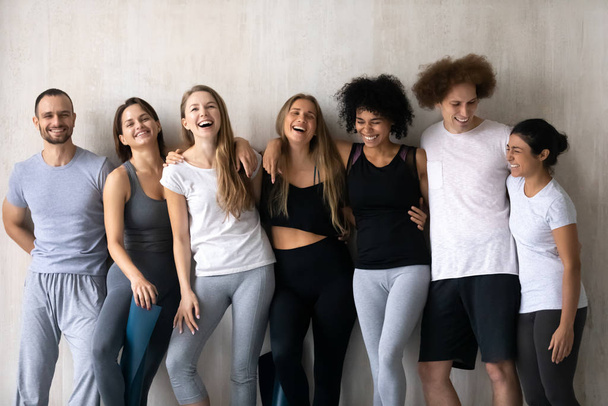 Gente feliz y diversa divirtiéndose después de la clase de yoga
 - Foto, Imagen