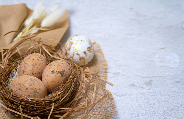 Concetto religioso di composizione pasquale. Uova di pollo in un nido  - Foto, immagini