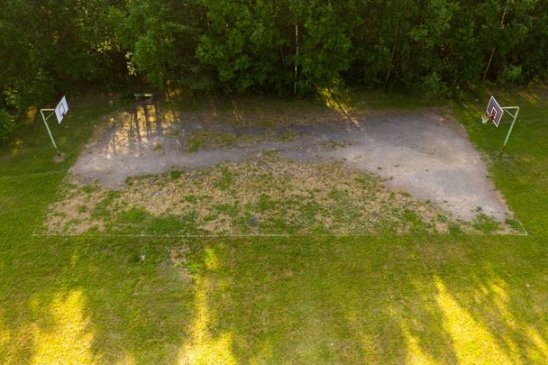 Vue par drone du vieux terrain de basket de rue
 - Photo, image