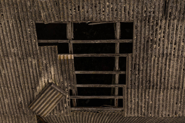 Κηφήνας άποψη της τρύπας στην οροφή - Φωτογραφία, εικόνα