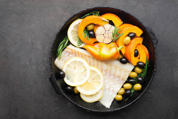 Zelfgemaakte eenvoudige gezond. Boer markt groenten witte kabeljauw vis op een bakplaat: courgette, maïs, paarse ui, gekleurde kerstomaten, micro-greens, citroen. Bovenaanzicht - Foto, afbeelding