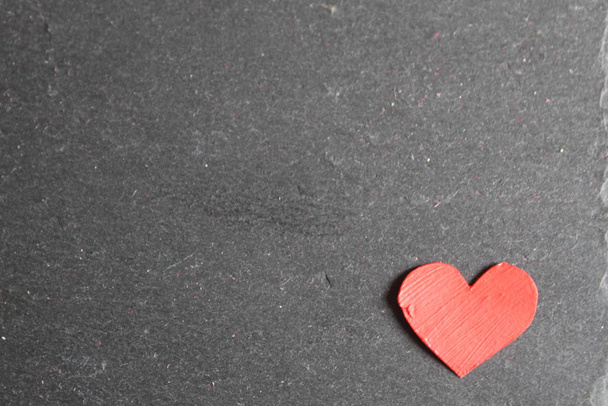 красное сердце или сердца на черном или темно-сером фоне
 - Фото, изображение