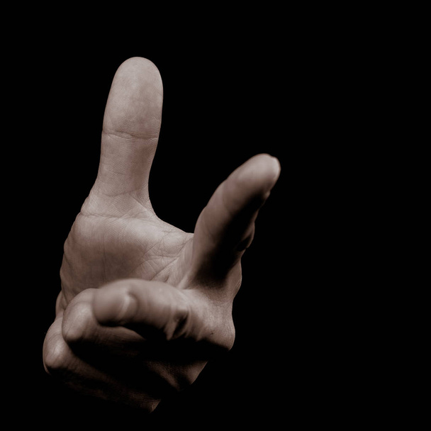 Человеческая рука на чёрном фоне с цифрой 3 (три) - обратный отсчет
 - Фото, изображение
