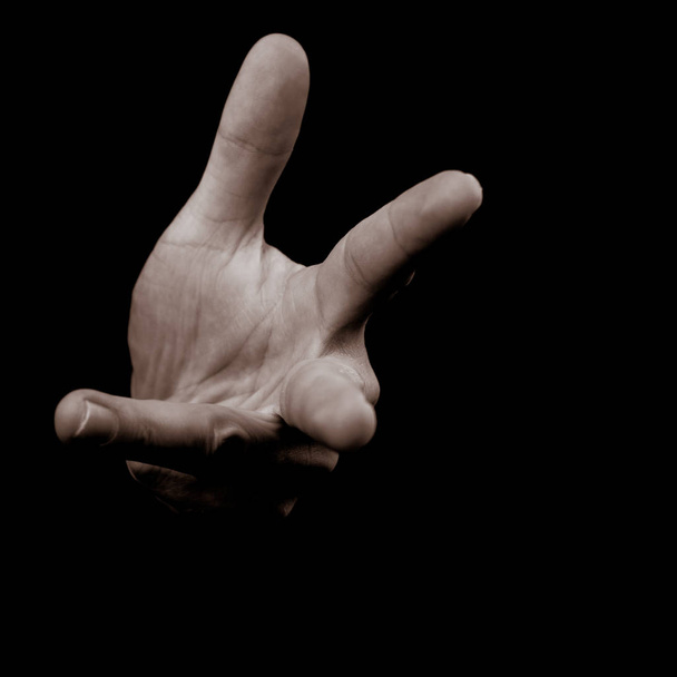 人間の手の黒の背景に指を数える  - 写真・画像