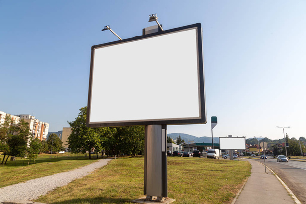 Пустий billboard макет за реклами, вулиці міста фону - Фото, зображення
