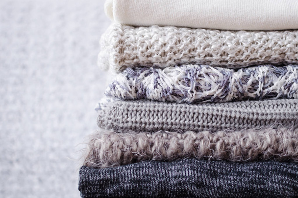 Pile de pulls en laine tricotés
 - Photo, image