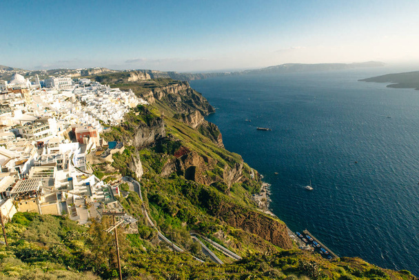 ギリシャのサントリーニ島で有名なロマンチックな白い町の美しい景色 - 写真・画像