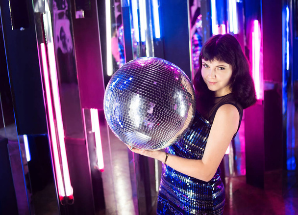 attraktives Mädchen mit Spiegel-Discokugel in Nachtclub - Foto, Bild