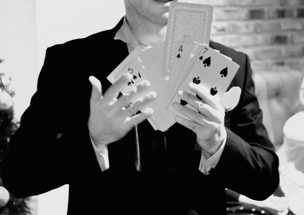 Zaubertrick mit Karten - Foto, Bild
