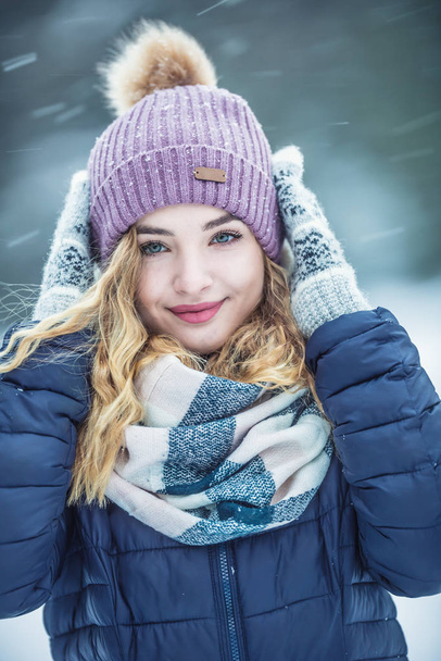 Portrait of young beautiful woman in winter clothes and strong s - Foto, imagen
