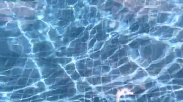 Movimiento de agua azul en la piscina
 - Imágenes, Vídeo