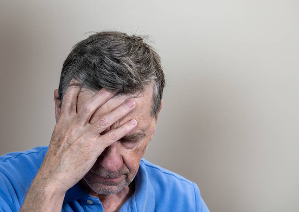 Starší bělošští důchodci vypadají sklíčeně a úzkostlivě - Fotografie, Obrázek