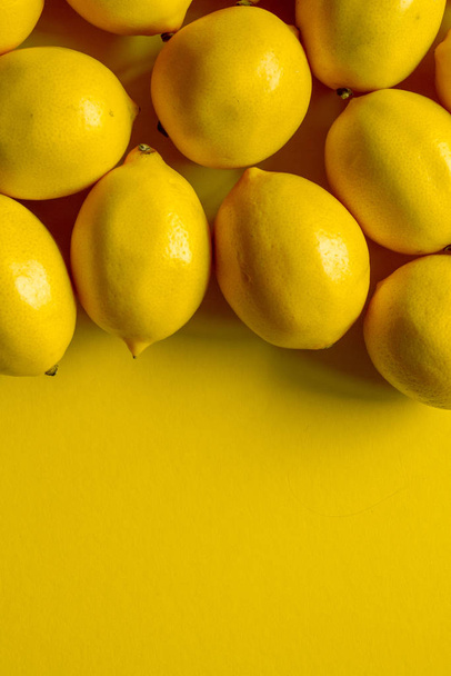 von oben viele reife Zitronen auf gelber Oberfläche, Hintergrund oder Konzept - Foto, Bild