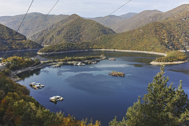 Paysage d'automne du réservoir de Vacha, Bulgarie
 - Photo, image