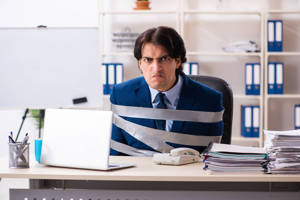Jovem amarrado masculino empregado no escritório
 - Foto, Imagem