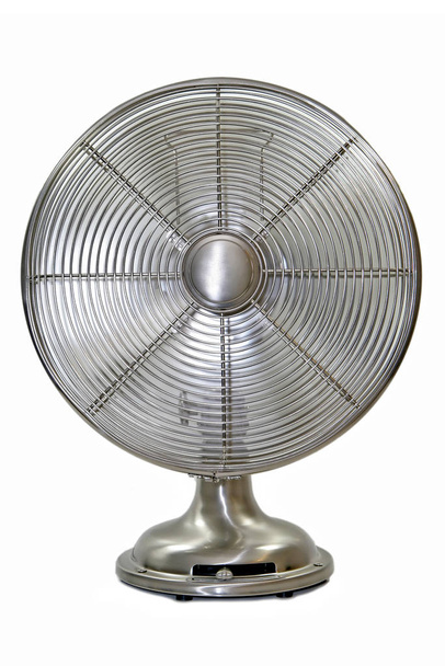 Un ventilateur de bureau en argent de style vintage à pleine vitesse
 - Photo, image