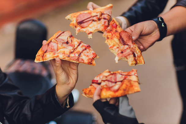 Overjoyed mensajero caucásico sostiene pizza apetitoso italiano. Entrega de alimentos
. - Foto, imagen
